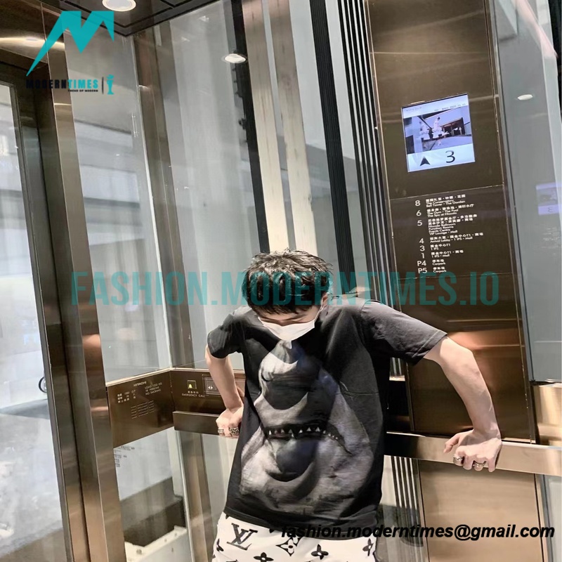 Givenchy - 23SS Classic Shark Print Short Sleeve T-shirt